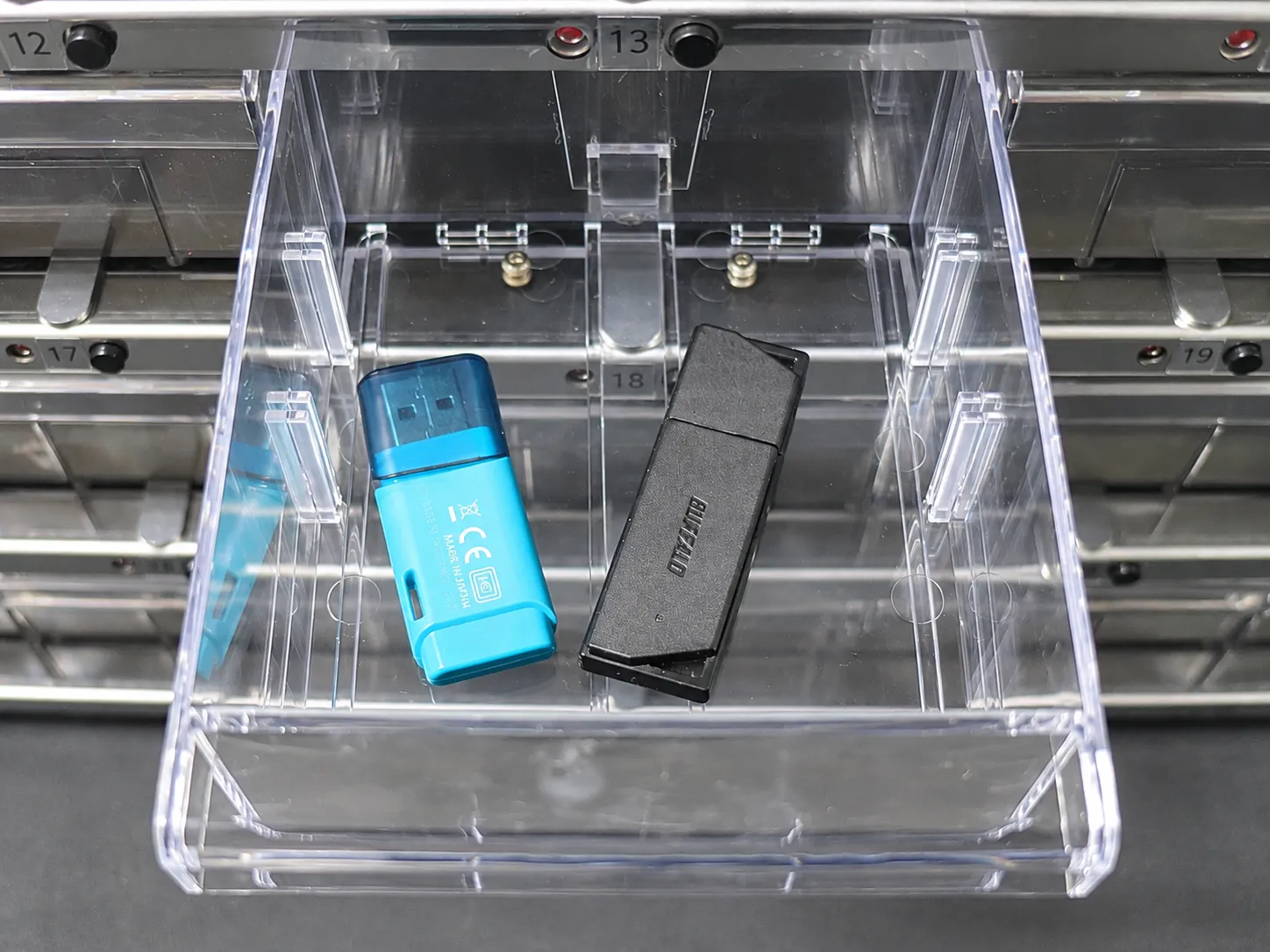 MサイズのBOXへの収納例：USBメモリ